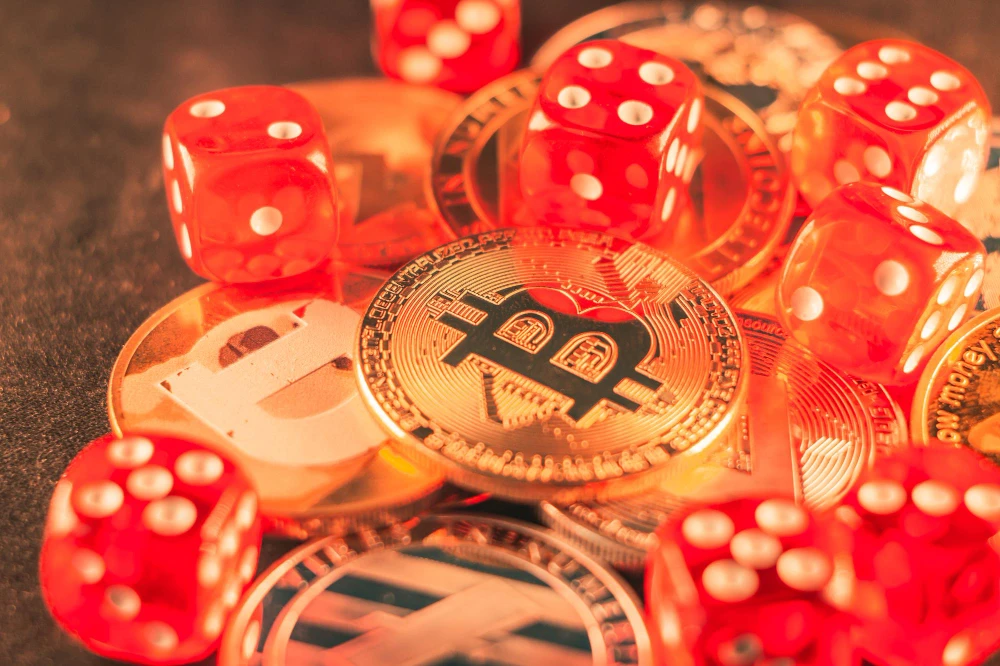 Bitcoin et dés de casino